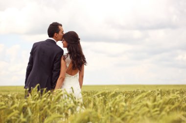 Gelin ve damat alanları poz