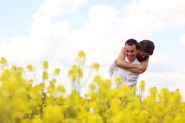 Gelin ve damat alanları poz