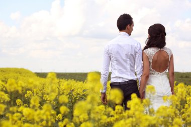 Gelin ve damat alanları poz