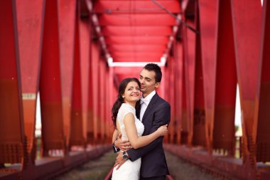 Gelin ve damat kırmızı bir köprüde kutluyor