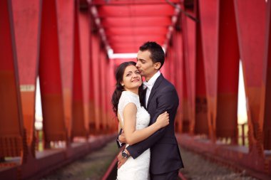 Gelin ve damat kırmızı bir köprüde kutluyor