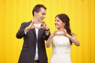 Gelin ve damat kalp işareti yapmak