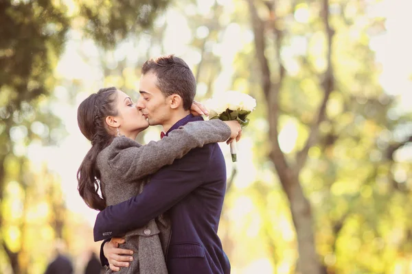 Couple hugging each other in the park — Stock Photo, Image
