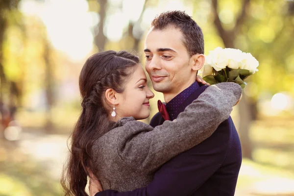 Pareja abrazándose en el parque — Foto de Stock