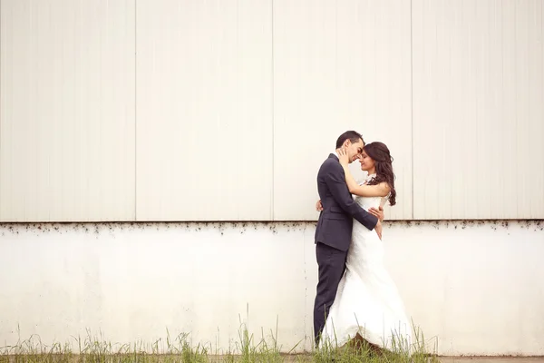 Bride and groom posing outdoors — Stock Photo, Image