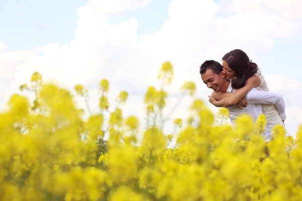 Bride and groom posing in the fields — Stock Photo, Image