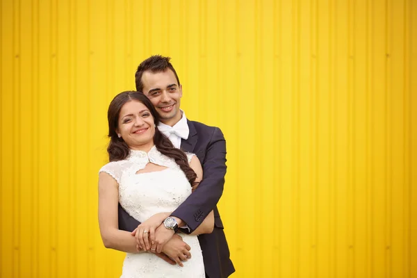 Bruid en bruidegom knuffelen elkaar — Stockfoto