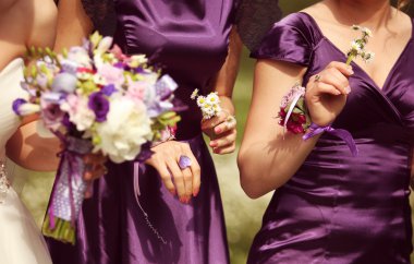 Düğün buketi gelin elinde