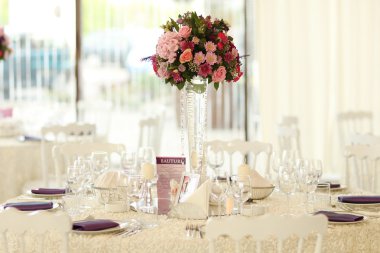 Çiçeklerle düğün masası dekorasyonu