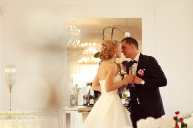 Gelin ve damat şampanya bardağı tutan