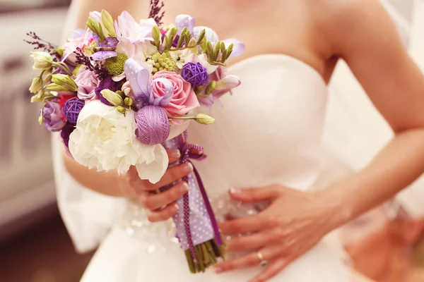 Buket pernikahan di tangan pengantin wanita — Stok Foto