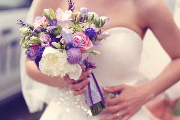 Wedding bouquet in the hands of a bride — Stock Photo, Image