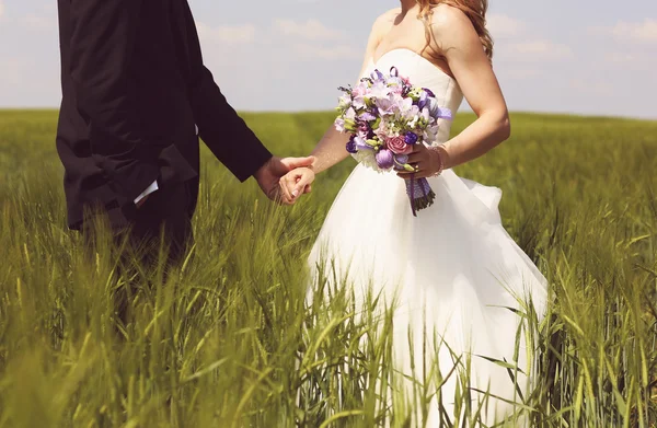 Braut und Bräutigam am Hochzeitstag — Stockfoto