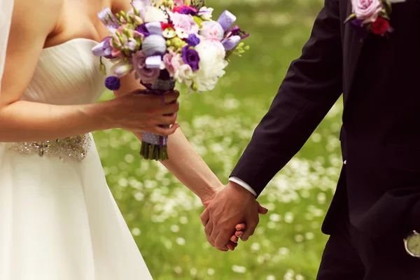 Braut und Bräutigam am Hochzeitstag — Stockfoto