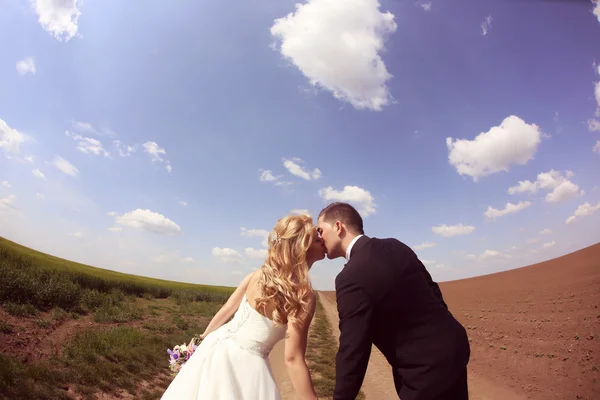 Braut und Bräutigam haben Spaß auf dem Feld — Stockfoto