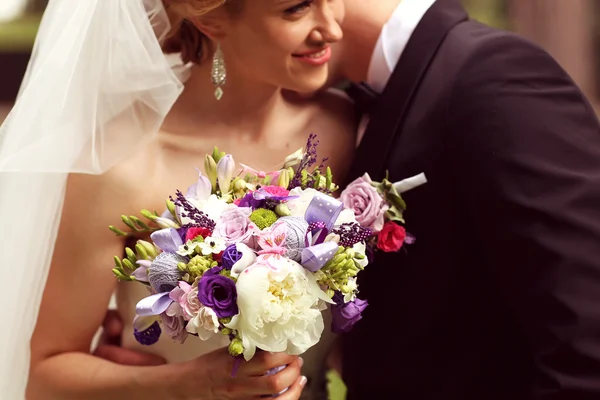 Novia y novio en el día de su boda — Foto de Stock