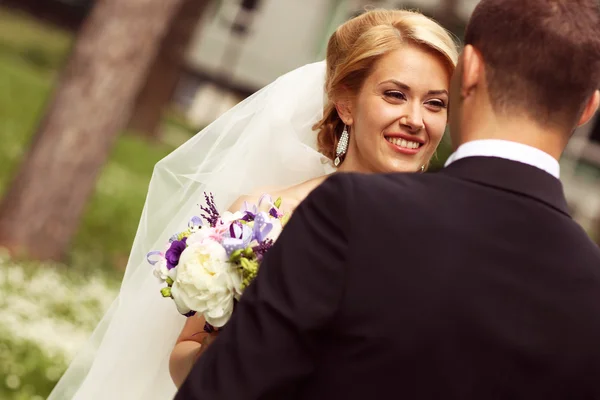 Noiva e noivo em seu dia de casamento — Fotografia de Stock