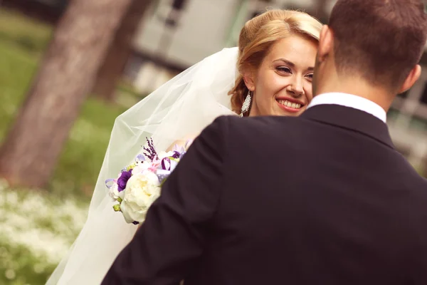 Bruid en bruidegom op hun trouwdag — Stockfoto