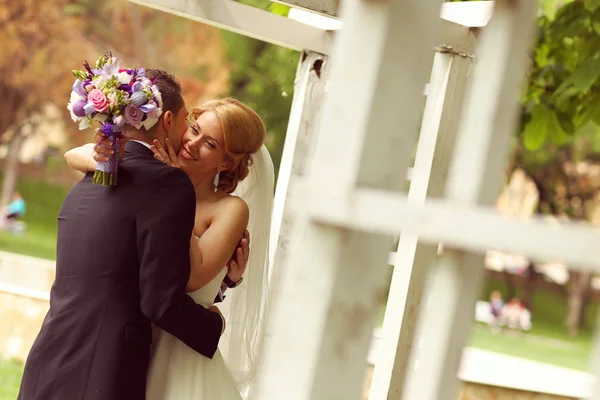 Sposa e sposo il giorno del loro matrimonio — Foto Stock