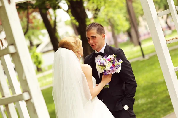 Bruid en bruidegom in de lente — Stockfoto