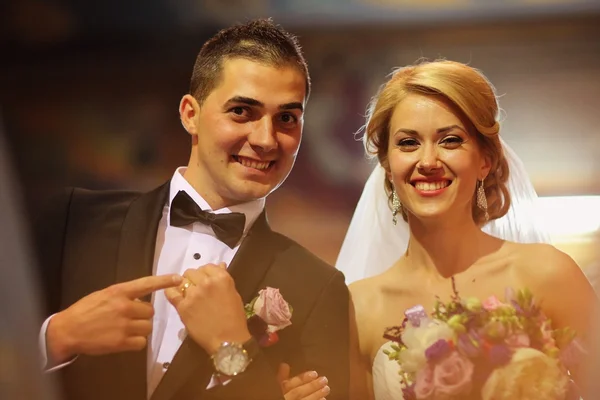 Menyasszony és a vőlegény mosolyogva azt — Stock Fotó