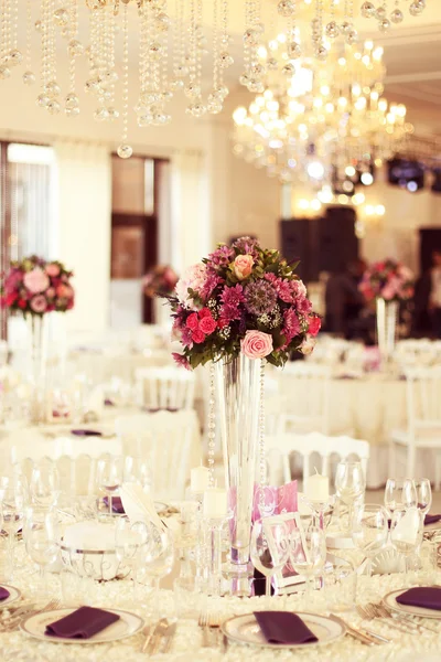 Bruiloft tafel decoratie met bloemen — Stockfoto