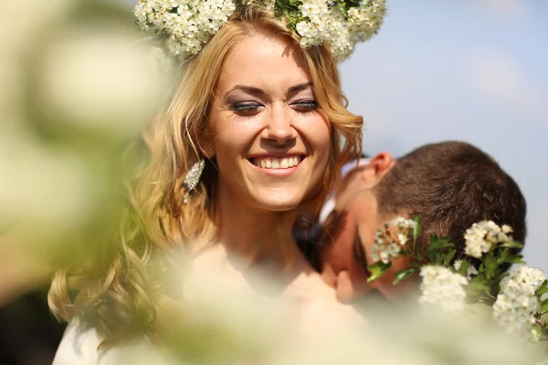 Bruid en bruidegom in de lente — Stockfoto