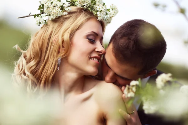 Bride and groom in springtime — Stock Photo, Image