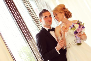 Gelin ve damat şampanya kadehleriyle