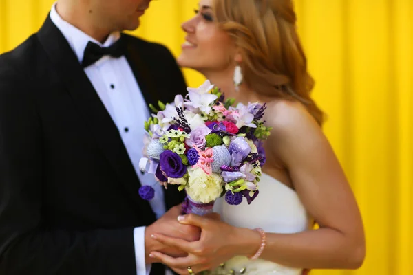 Noiva e noivo em um fundo amarelo — Fotografia de Stock