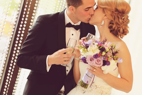 Nevěsta a ženich drží sklenice šampaňského — Stock fotografie