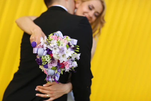 Bride and groom on a yellow background — Stock Photo, Image