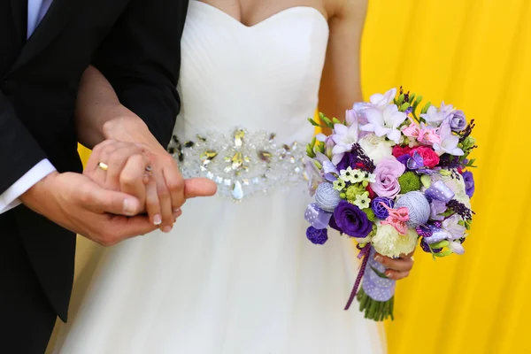 Bride and groom on a bridge — Stock Photo, Image