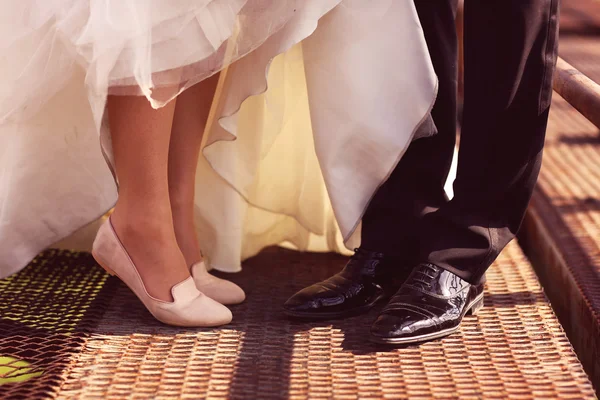 Bruden och brudgummen på en bro — Stockfoto