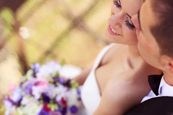 Bruid en bruidegom op een brug — Stockfoto