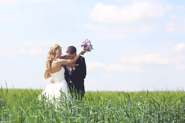 Bride and groom having fun on the fields — Stock Photo, Image