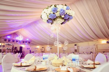 Restoranda düğün çiçekleri süslemesi.