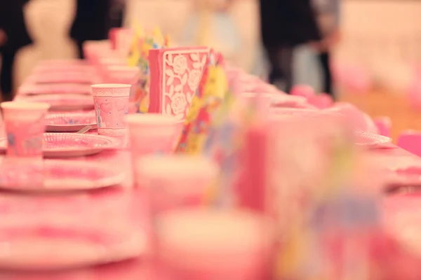 Pinkfarbene Teller für eine Geburtstagsfeier — Stockfoto