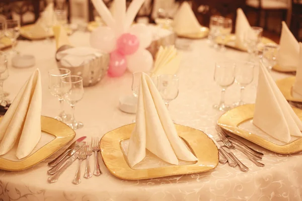 Decorated dining table for a birthday arty with balloons — Stock Photo, Image