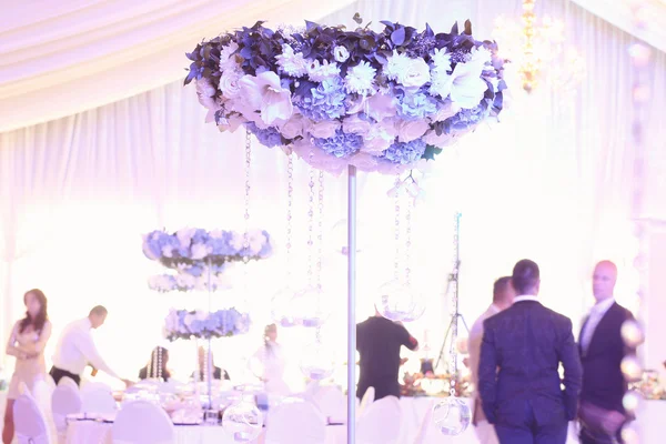 Bruiloft bloemen decoratie in het restaurant — Stockfoto