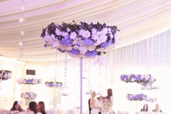 Decorazione di fiori di nozze nel ristorante — Foto Stock