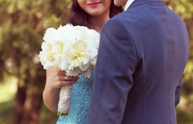 Gelinin elinde güzel çiçekler