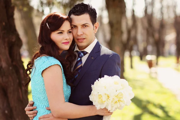 Heureux couple dans le parc — Photo