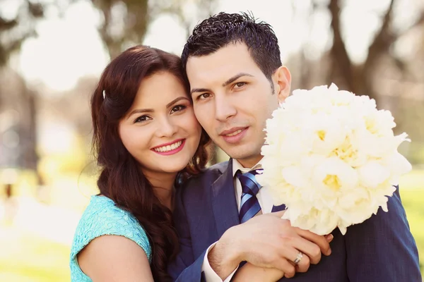 Gelukkig koppel in het park — Stockfoto