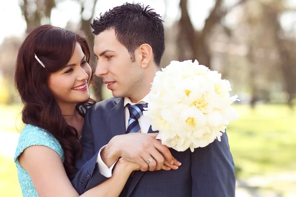 Casal feliz no parque — Fotografia de Stock