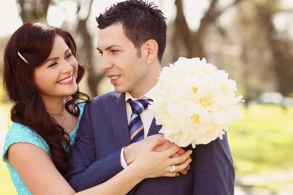 Heureux couple dans le parc — Photo