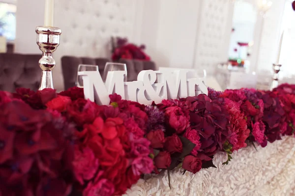 Красиво оформленный свадебный стол — стоковое фото