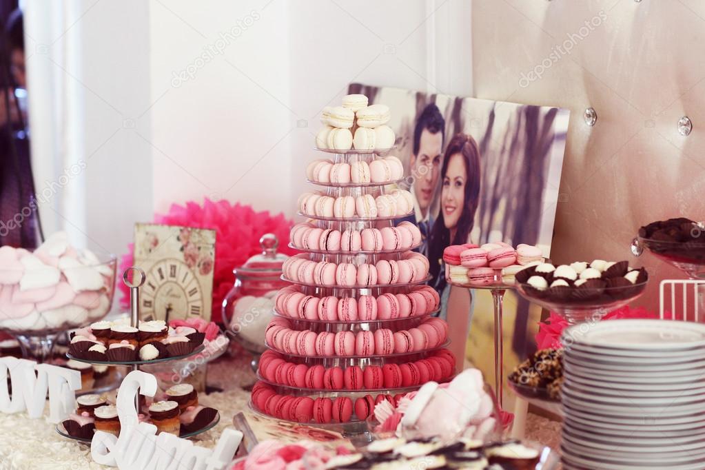 Candy bar with assorted cakes