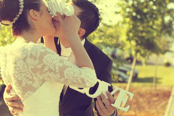 Coppia felice il giorno del loro matrimonio — Foto Stock