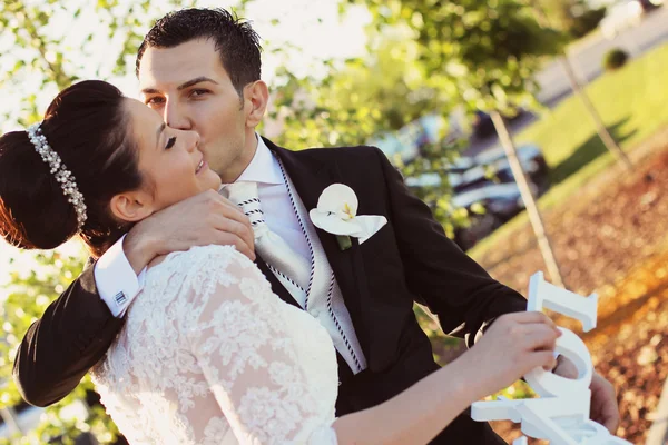 Noiva e noivo em seu dia de casamento — Fotografia de Stock